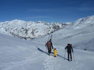 Quasi al colle, bimbo trasportato su da un piccolo toboga.