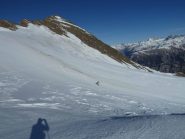 Bella discesa su neve ventata portante