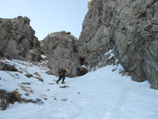Il canale visto dal sotto con il piccolo arco di roccia