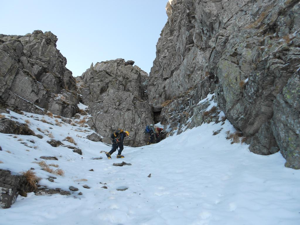 Il canale visto dal sotto con il piccolo arco di roccia