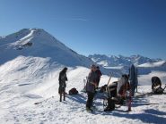 parte del gruppo sulla dorsale con vista sulla cresta finale
