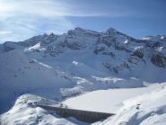 Diga del Serrù con sfondo cima del Carro, cima della Vacca e ghiacciaio della Capra