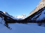 07 - Vista dall'inizio del pianoro di fondovalle, Thabor e Serus sullo sfondo