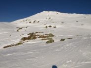 Punta Valfredda e i pendii per raggiungerla dalla conca di Colle Valnera. Da qui non sembra ma l'ultimo tratto è molto ripido