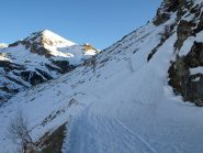Lungo la carrabile 5 che costeggia il Monte Bieteron, con Punta Valfredda (2944 m) sullo sfondo