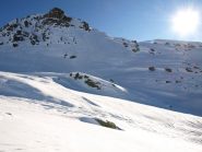 Punta Valnera dalla conca appena sotto l'omonimo colle. A destra si vede il colletto che bisogna attraversare al ritorno per scendere nella valle del Rio Chamen