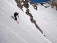 Bruno  sul canale. A destra il colletto raggiunto in salita