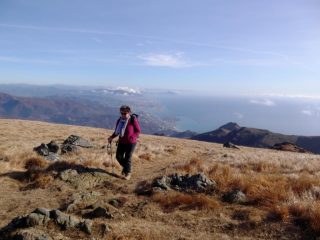 in prossimità della cima con lo sfondo di Genova