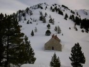 La cima, in salita. A sx della baita parte il canalone di discesa.