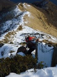 Laura nell'ultimo tratto attrezzato con le catene 