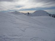 Pebrun a sinistra, Aiga a destra