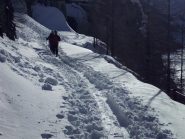 Stefano e Lucia sulla stradina sopra il lago