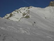 Al centro la vetta e la cresta,a dx in basso il percorso del vallone.