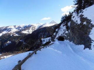 05 - imbocco della prima galleria in discesa - inizia il tratto a rischio valanghe