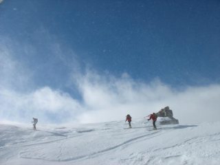 risaliamo la cresta per la discesa