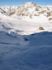 Da quota 2500 m la vallata del Torrente Loo e dietro Punta Cornaccio (2530 m)