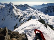 La cresta Sud-Est che parte da Punta Lazoney. Al centro Punta Tre Vescovi (2501 m) ed a destra il Colle della Mologna Grande (2364 m)