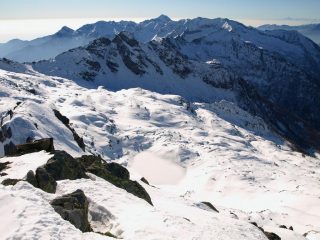 Dalla vetta di Punta Lazoney (2479 m) panorama verso Sud:  appena sotto il Lago di Zuckie, dietro i Monti Gemelli della Mologna (2473 m)