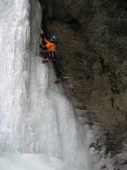 Luciano nel tiro della caverna