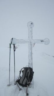croce di vetta fra la nebbia