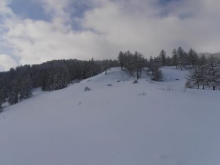 07 - superate le baite diroccate tagliare il pendio a sx del cucuzzolo innevato a centro foto