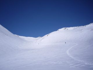 i lunghi traversi in discesa....