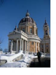 CARLO AMMIRA LA BASILICA..