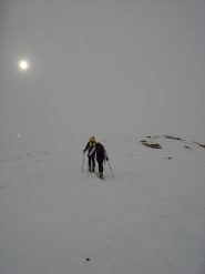Laura e Paolo salgono nella nebbia