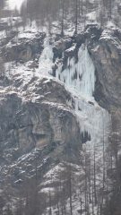 La linea ben visibile dalla strada salendo verso Gressoney la Trinitè