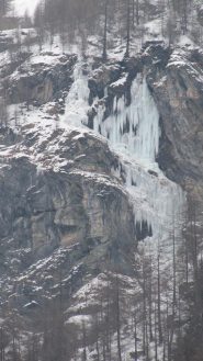 La linea ben visibile dalla strada salendo verso Gressoney la Trinitè