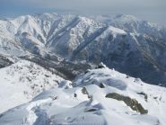 Poca neve a coprire le pietre della dorsale