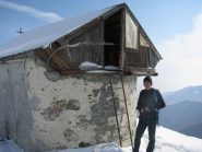 Rifugio con porta aperta