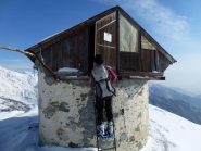 blin alle prese con la porta del rifugio