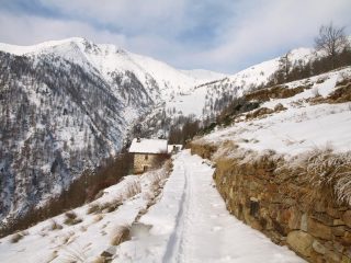 Traccia scialpinistica segna parte del percorso