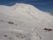 Traccia di salita da quota 2225 m, sullo sfondo Monte Las D'Arve (2293 m)