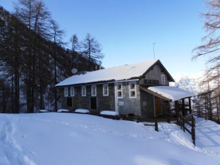 01 - ultime luci sul Rifgio Toesca