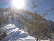 sulla spalla guardando la cima piovosa