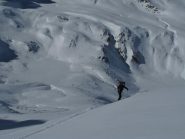 Pendio finale sotto la vetta con vista sul Lago Raschera