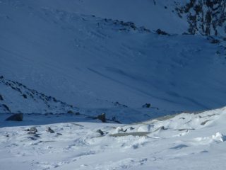 Nei pressi dell'Homattupass il vento e la scarsità di neve lasciano scoperte le fasce rocciose