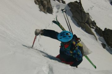 Mario esce da un muretto che abbiamo solo salito per andare a vedere se c'era la possibilità di scendere sci ai piedi dalla vetta