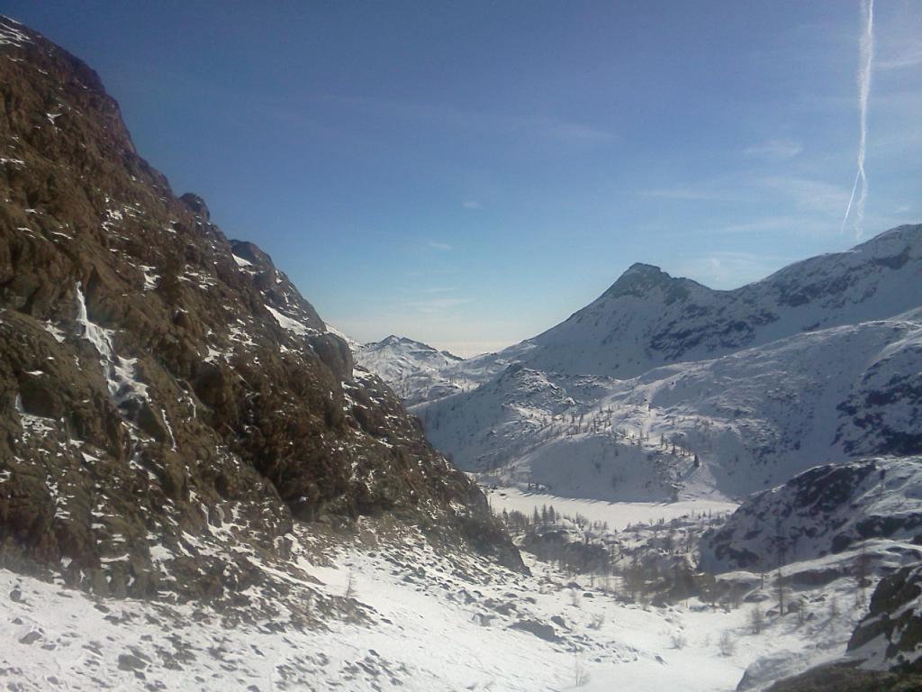 Lungo il canyon, il lago cornuto sullo sfondo