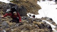 Maurizioweb e Maria Carla alle prese con un saltino roccioso nel canale iniziale per il Passo delle Mastrelle (18-2-2012)