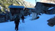 attraversando le case di Carnino Superiore (18-2-2012)