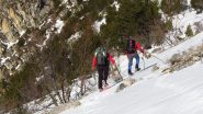 Maurizioweb e Maria Carla in salita verso il pendio-canale del Passo delle Mastrelle (18-2-2012)