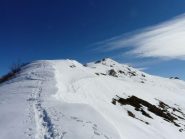 la cresta che porta alla cima