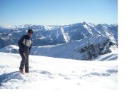 IN PAUSA SULLA VETTA CON IL LAUSETTO DA SFONDO