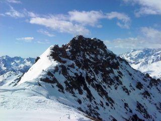 Vista della cresta dalla spalla nevosa
