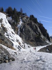 passaggio sotto cascatelle prima dell'arrivo al bivacco ...