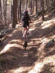 Bitte segue Alessandra lungo il sentiero balcone.Che atmosfera!