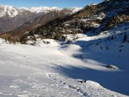 In salita verso il colle Carisey, si vede Alpe Carisey al centro verso sinistra